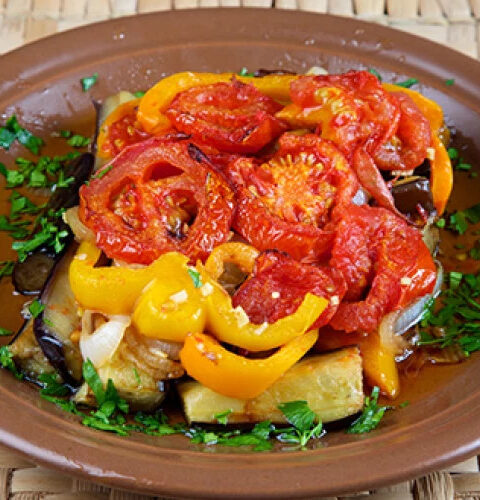 Рецепт дня: баклажаны с сладким перцем и помидорами