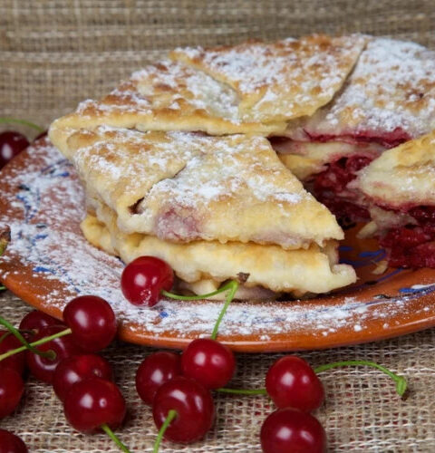 Рецепт дня: плацинды с вишней
