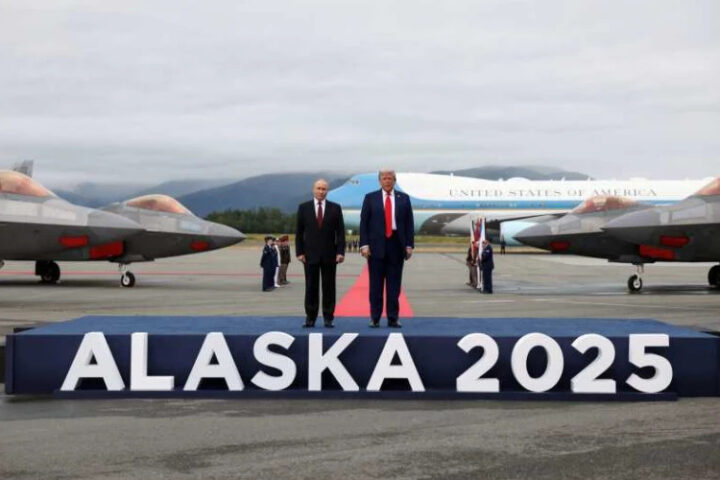 Самолет Путина на пути из США в Россию сопровождали американские F-22 после переговоров на Аляске