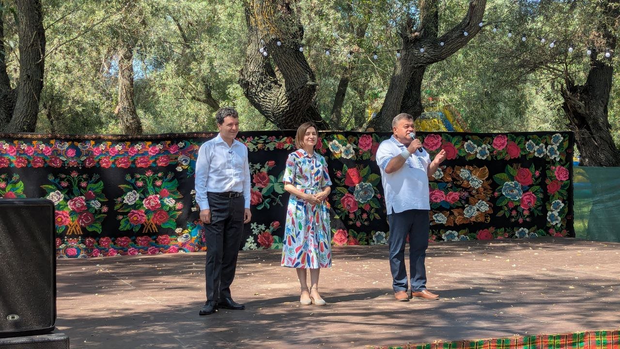 Санду и Дан посетили фестиваль замы в Молдове с румынским коллегой