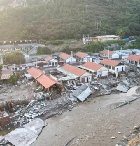 Сильные наводнения в южном Китае затопили дома и требуют эвакуации тысяч душ