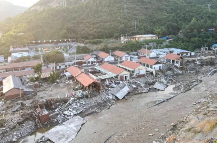 Сильные наводнения в южном Китае затопили дома и требуют эвакуации тысяч душ