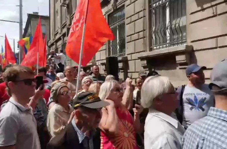 Социалисты протестуют у ЦИК против сокращения участков для приднестровцев