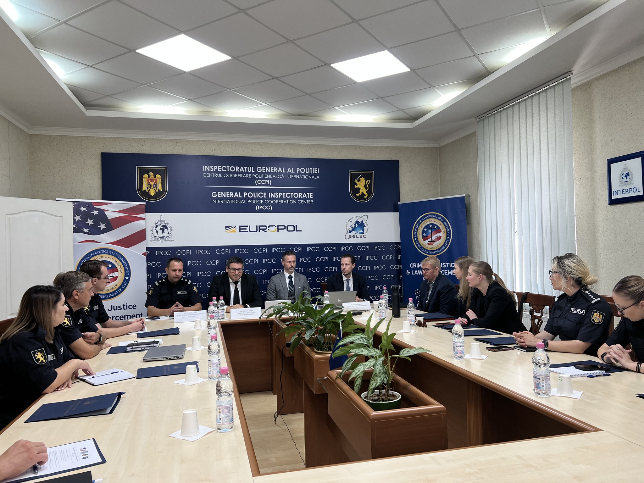 США и ФБР провели тренинги для полицейских Молдовы после инцидента в суде