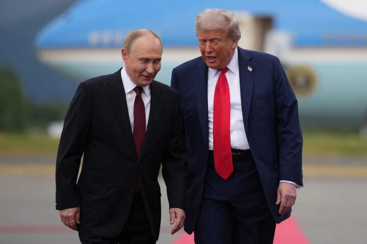 Трамп демонстрирует фото с Путиным с саммита на Аляске 15 августа