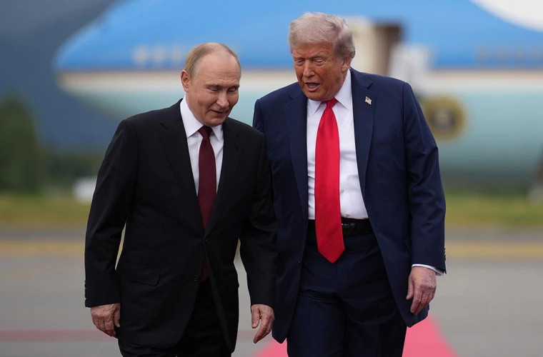 Трамп демонстрирует фото с Путиным с саммита на Аляске 15 августа