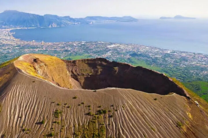 Туристические маршруты на Везувии закрыты из-за продолжающихся пожаров