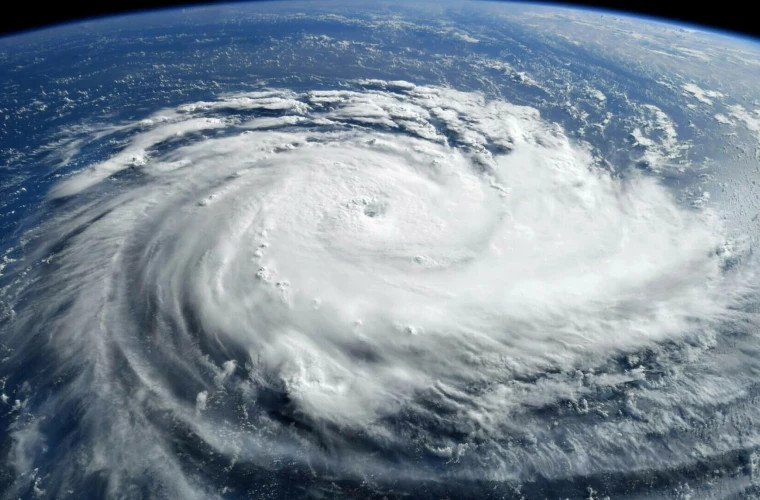 Ураган "Эрин" усилился до четвертой категории и угрожает северным островам Карибского моря