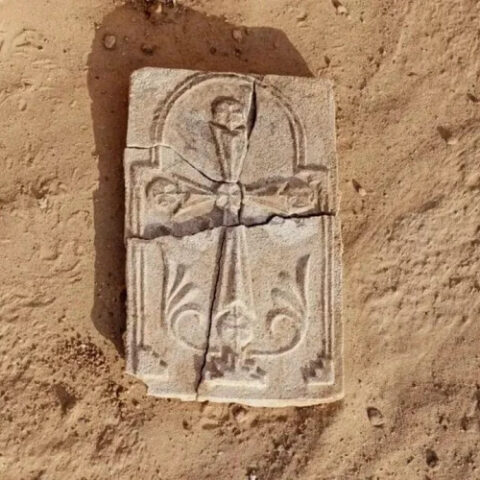 В Объединенных Арабских Эмиратах найден христианский крест возрастом 1400 лет