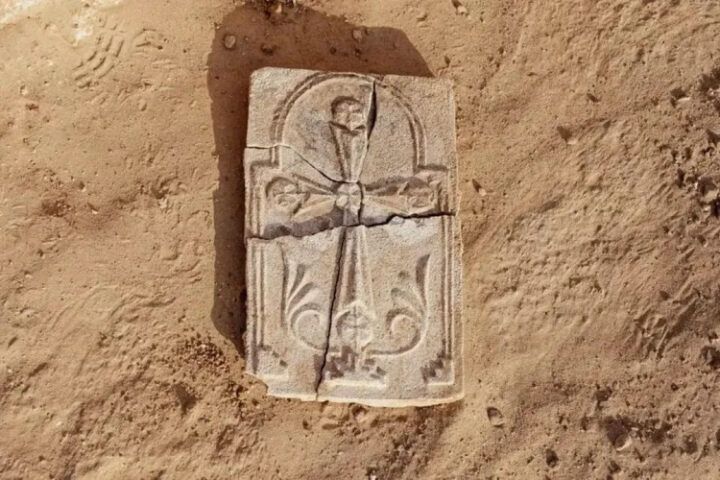 В Объединенных Арабских Эмиратах найден христианский крест возрастом 1400 лет