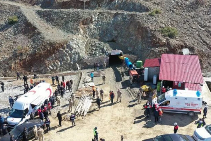 В Турции обрушилась шахта, под завалами остались рабочие