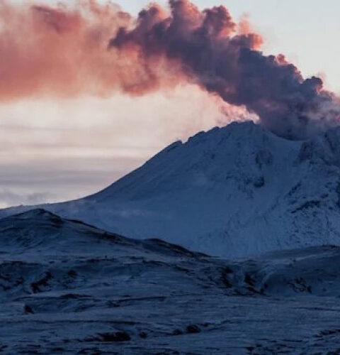 Вулкан Крашенинникова на Камчатке начал извержение после 450 лет спокойствия