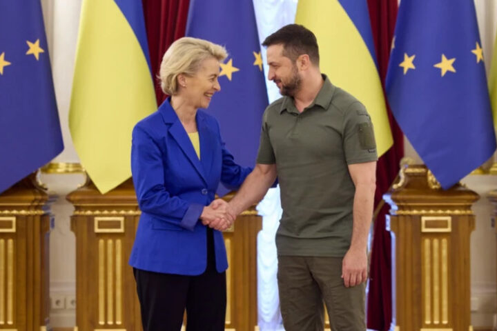 Зеленский обсудил санкции и евроинтеграцию с Урсулой фон дер Ляйен на фоне атаки России
