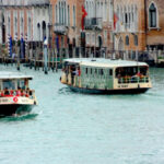 Британская пара оштрафована и выдворена из Венеции за купание в Гранд-канале