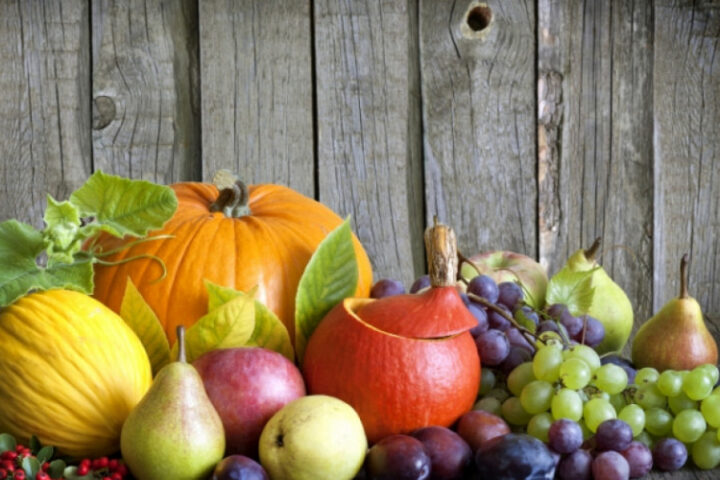 Полезные осенние фрукты и овощи: тыква, слива и груша на пике витаминов