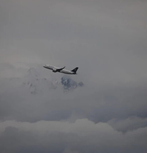 Экстремальные погодные условия приводят к массовым задержкам и отменам рейсов в Европе