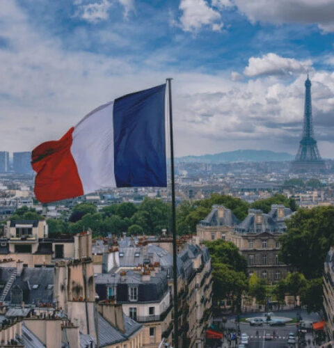 Fitch понизило кредитный рейтинг Франции из-за растущего государственного долга и политического кризиса