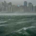 Гонконг вводит штормовое предупреждение 8-й степени из-за приближения супертайфуна "Рагаса"