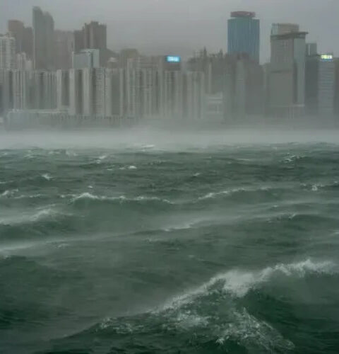 Гонконг вводит штормовое предупреждение 8-й степени из-за приближения супертайфуна "Рагаса"