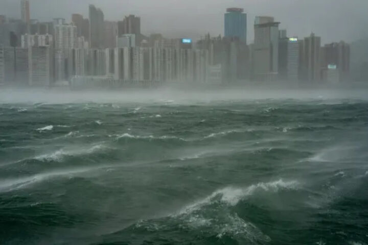 Гонконг вводит штормовое предупреждение 8-й степени из-за приближения супертайфуна "Рагаса"