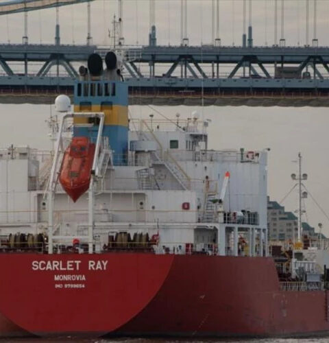 Хуситы атаковали израильский нефтяной танкер Scarlet Ray в Красном море