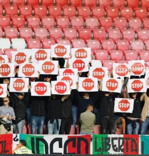 Итальянские фанаты протестовали во время исполнения гимна Израиля перед матчем в Венгрии