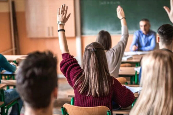 Итальянские школы вводят новые правила дресс-кода, запрещающие эксцентричную одежду