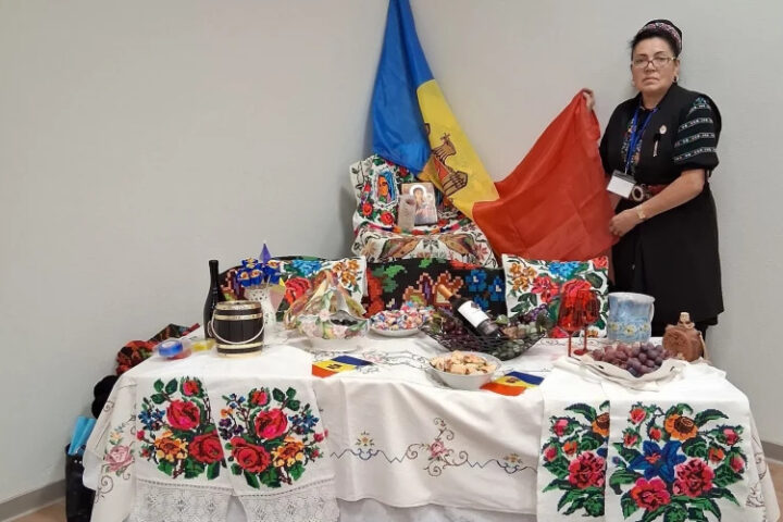 Избирательный участок в Бергамо оформлен в молдавском стиле для местных избирателей