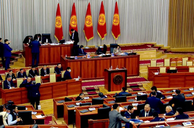 Парламент Кыргызстана проголосовал за самороспуск и назначение выборов до конца 2025 года