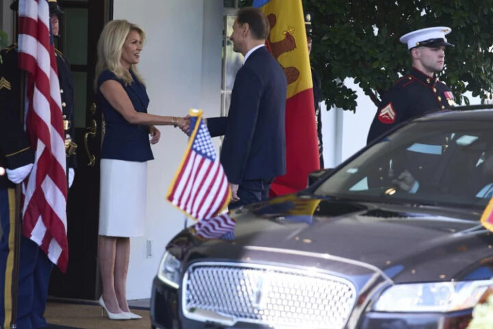 Посол Молдовы Владислав Кульминский вручил верительные грамоты Трампу в Белом доме