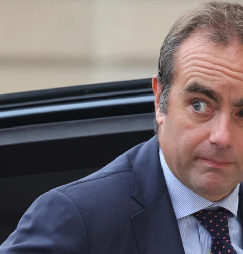 Премьер-министр Франции обвиняется в использовании фиктивного магистерского диплома