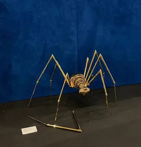 Пятилетняя девочка повредила скульптуру «Золотая Афина» стоимостью 30 000 евро в Италии