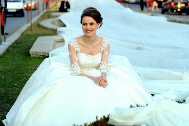 Румыния создала самый длинный свадебный шлейф в мире длиной 2823 метра