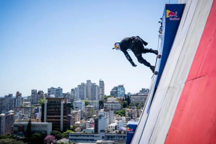 Скейтбордист Сандро Диас побил два мировых рекорда в Бразилии, съехав с 22-этажного здания