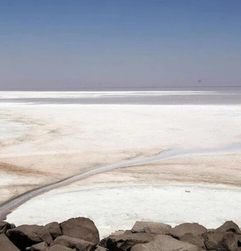 Соляные бури на озере Урмия в Иране угрожают экологии и здоровью населения
