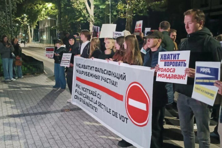 Сторонники партии «Шор» протестуют у МИД, обвиняя власти в фальсификациях на выборах за границей