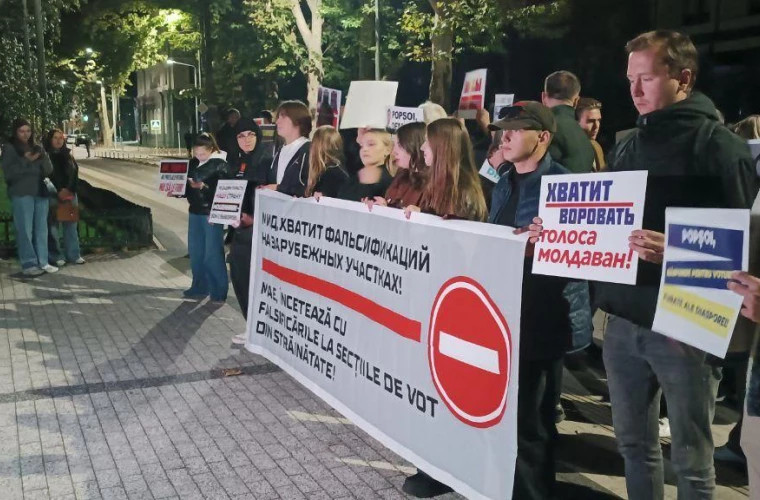 Сторонники партии «Шор» протестуют у МИД, обвиняя власти в фальсификациях на выборах за границей