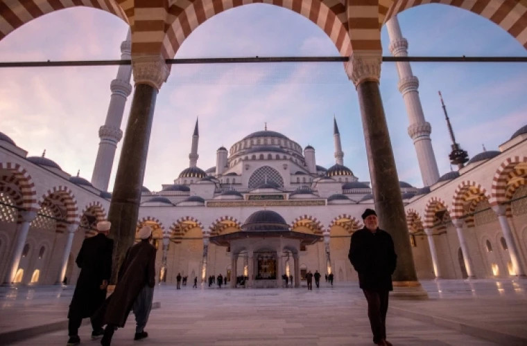 В Стамбуле россиян задержали за поцелуй у мечети Бююк Чамлыджа