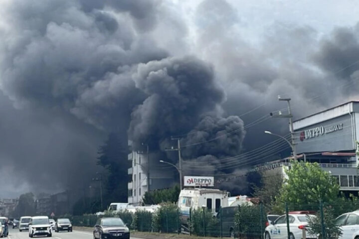 В Трабзоне произошел крупный пожар на складе торгового центра