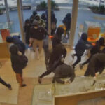 Вооружённое ограбление в Калифорнии: 25 человек похитили ювелирные изделия на сумму более миллиона долларов