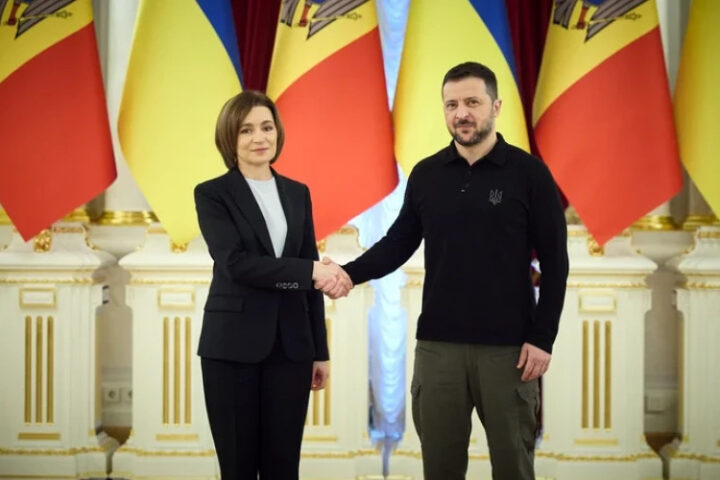 Зеленский поздравил Майю Санду с победой на парламентских выборах в Молдове