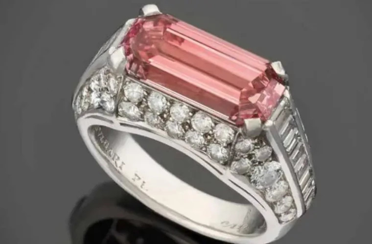 Женщина удивилась стоимости кольца Bulgari, оставленного бабушкой из Италии
