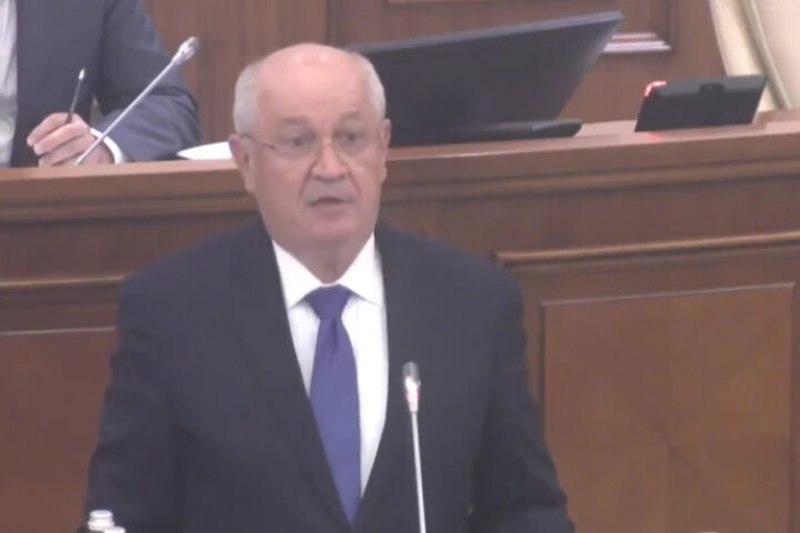 Александр Мунтяну представил правительственную программу и запросил вотум доверия в парламенте