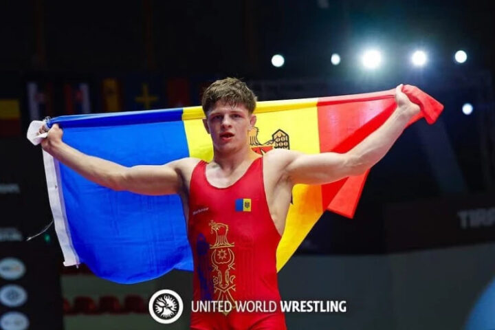 Александр Соловей завоевал бронзу на чемпионате мира по борьбе в Сербии