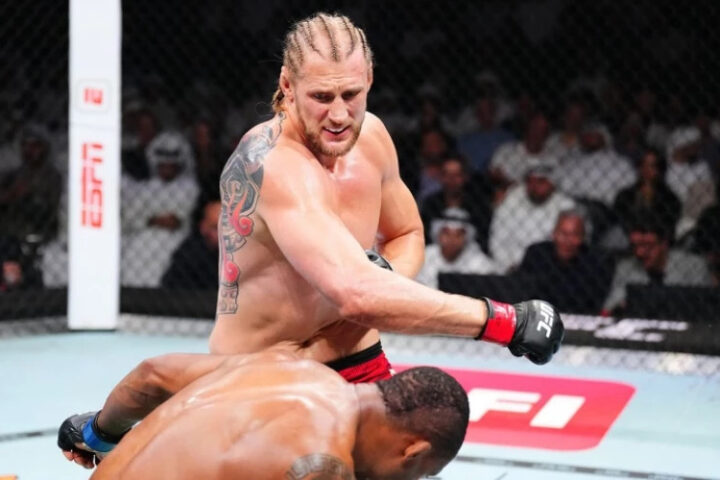 Александр Волков побеждает Жаилтона Алмейду на UFC 321 благодаря большему урону