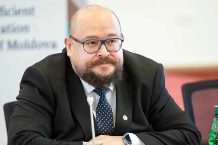 Андрей Страх подал в отставку с поста заместителя генсекретаря правительства
