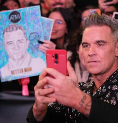 Два болгарских чиновника задержаны за взятку у водителей, перевозивших оборудование для концерта Робби Уильямса