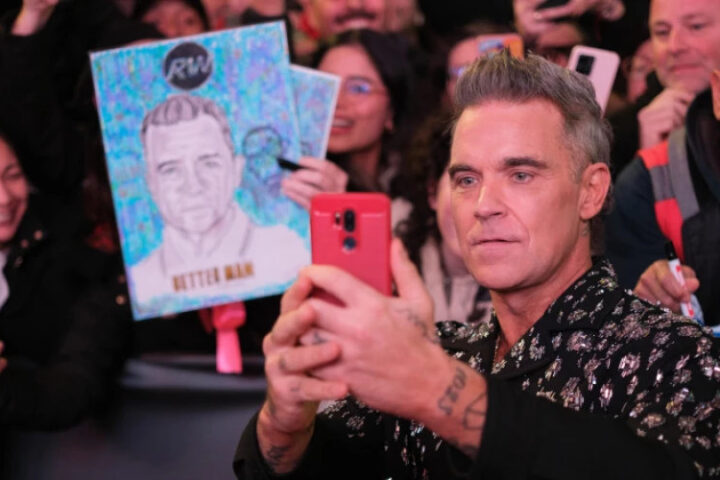 Два болгарских чиновника задержаны за взятку у водителей, перевозивших оборудование для концерта Робби Уильямса