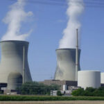 Две градирни бывшей атомной электростанции в Германии снесены за 15 секунд