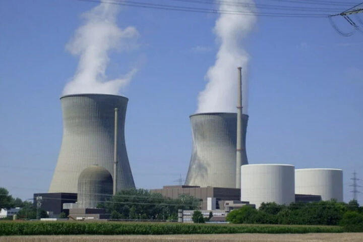 Две градирни бывшей атомной электростанции в Германии снесены за 15 секунд